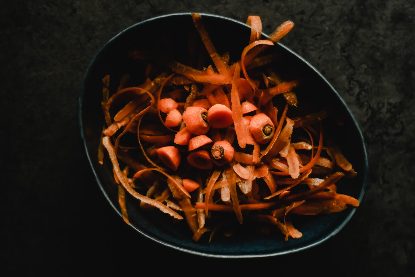 Épluchures de carottes dans une casserole, anti gaspillage alimentaire