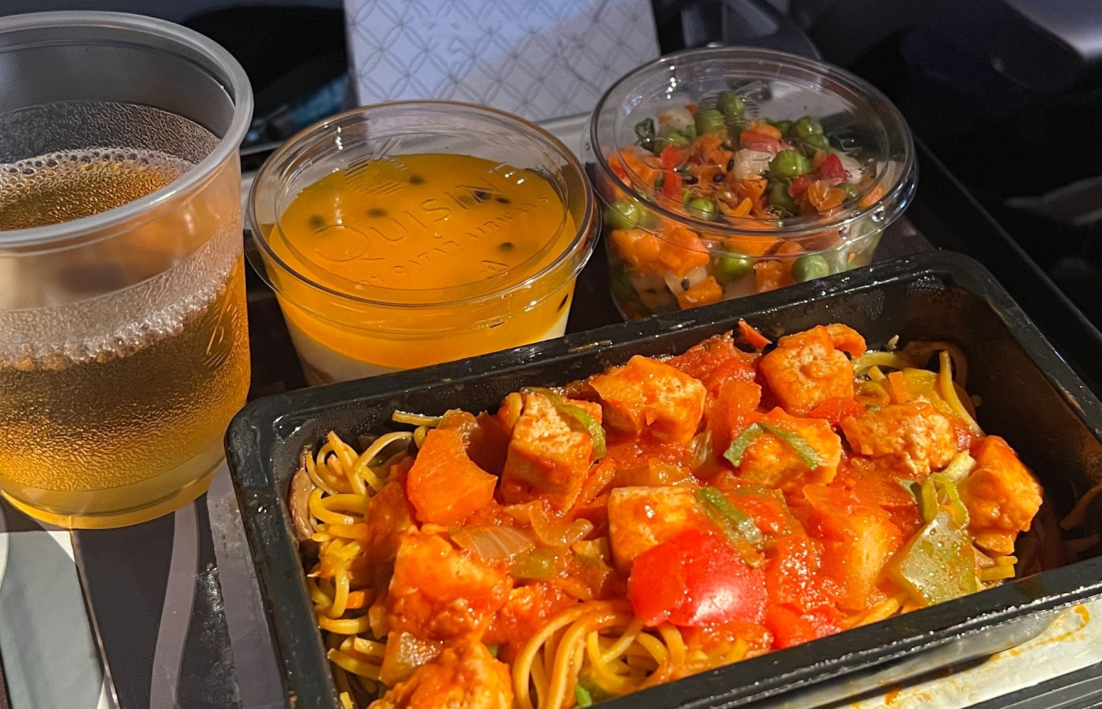 カタール航空の機内食10選！エコノミーや無料サービスも紹介