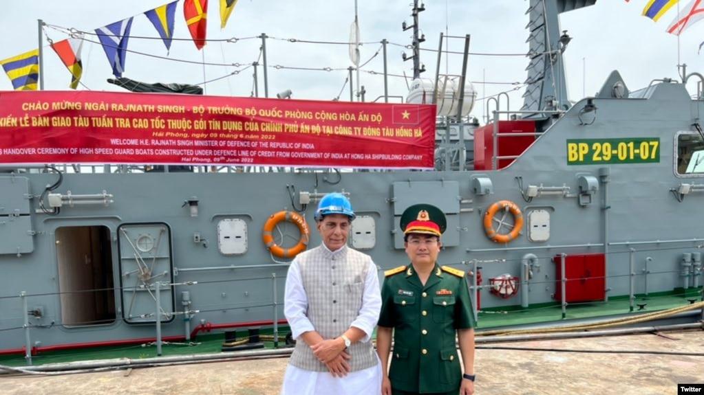 Bộ trưởng Quốc phòng Ấn Độ Rajnath Singh bàn giao 12 tàu tuần tra cao tốc cho đại diện Quân đội Việt Nam ở nhà máy đóng tàu Hồng Hà, Hải Phòng, ngày 9/6/2022. Photo Twitter Rajnath Singh.