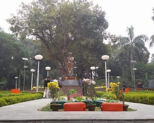Chandrashekhar Azad Park | Lucknow to Allahabad Taxi & Cab Rental Service
