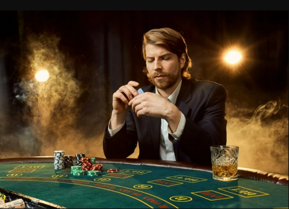 een man met whisky en kaarten in zijn handen spelend aan een tafel in een casino Nederland