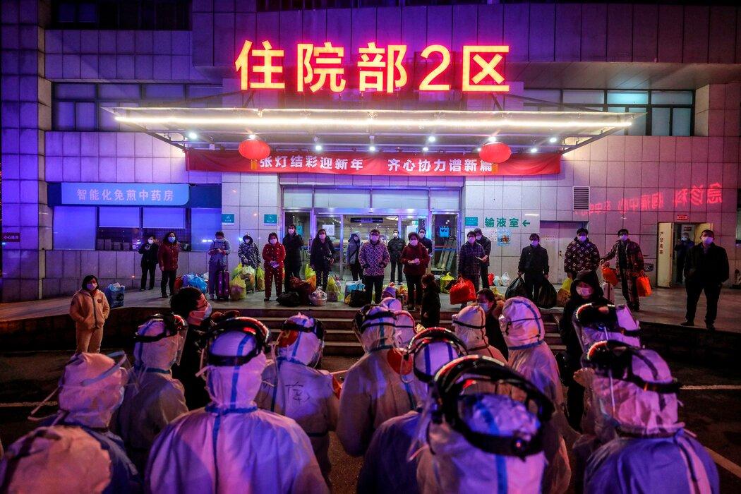 3月,武汉,医务工作者准备将病人转移到一处新建好的方舱医院。