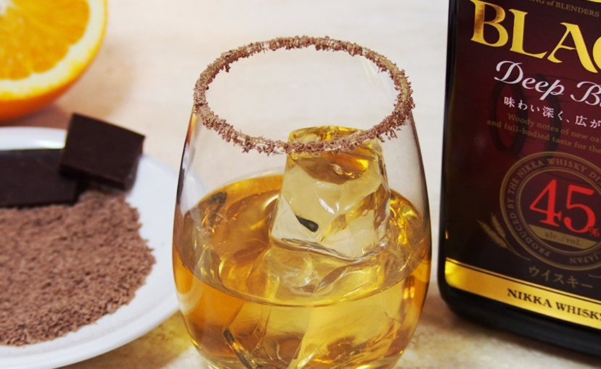 グラスの縁にチョコレートを付けてウイスキーを愉しむ飲み方の画像