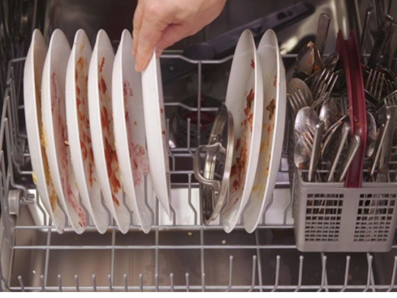 Xếp chén đĩa nghiêng theo hướng dẫn đảm bảo chất lượng rửa tốt nhất 