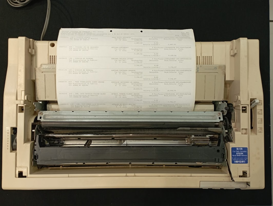 Impressora 132 colunas, modelo FX-1170, marca EPSON. A peça foi utilizada até 2007, pela Seção de Pagamento de Pessoal para  elaboração das Fichas Financeiras de servidores e magistrados do TRT da 24ª Região.