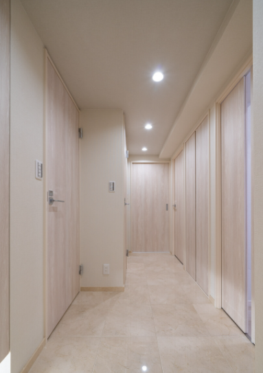 上がり框とは 使いやすく玄関をオシャレに見せるデザイン解説 東京都内の高級中古マンション リノベーションマンション の購入なら Mitaina ミタイナ