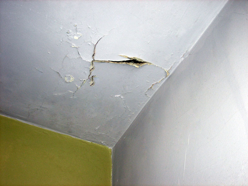 Dùng sika là 1 cách xử lý chống thấm trần nhà bị nứt
