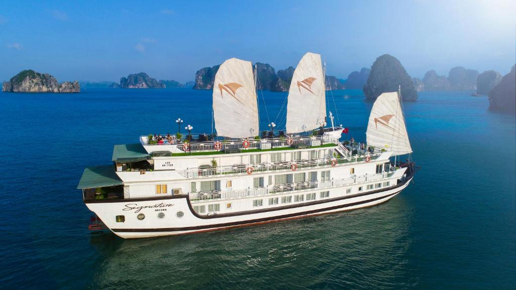 Tour du thuyền Vịnh Hạ Long - Signature Cruise