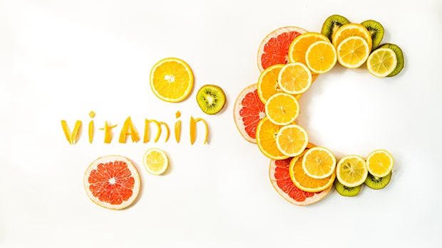 Chị em nên bổ sung Vitamin C qua các dạng như: Từ thực phẩm ăn uống hằng ngày, bằng các loại trái cây như ổi, cam, cà chua, dưa đỏ, đậu xanh,.... 