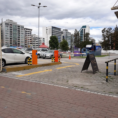 Metro Parqueos