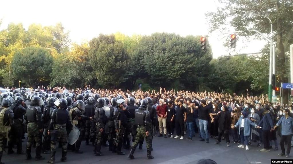 یکی از تجمعات اعتراضی روزهای اخیر در ورودی خیابان ۱۶ آذر تهران