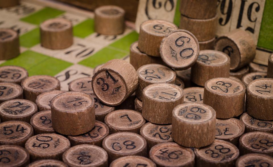 Bolas de bingo de madera con números tallados.
