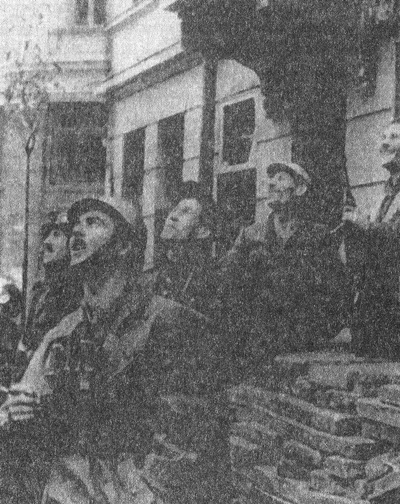 Участники Варшавского восстания наблюдают за действиями американской авиации. Сентябрь 1944 года