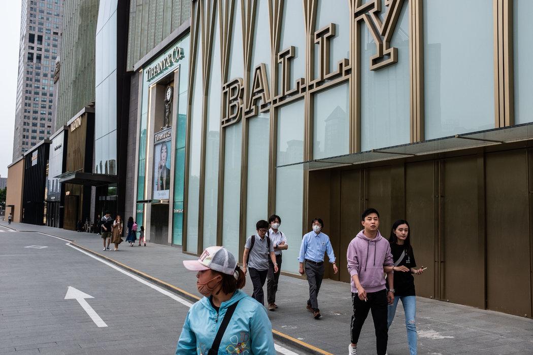 中国的年轻人在生活中从来经历过长时间的下滑；现在他们在担心未来。