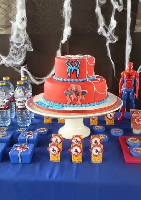 Decoração do Homem-Aranha simples para festa infantil.