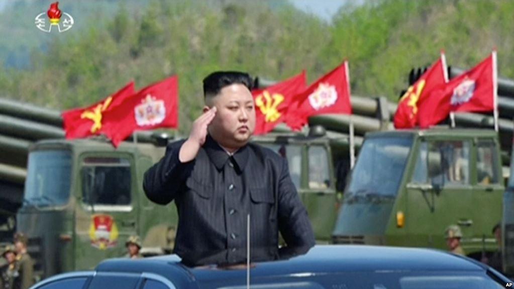 鲜领导人金正恩在阅兵式上。
