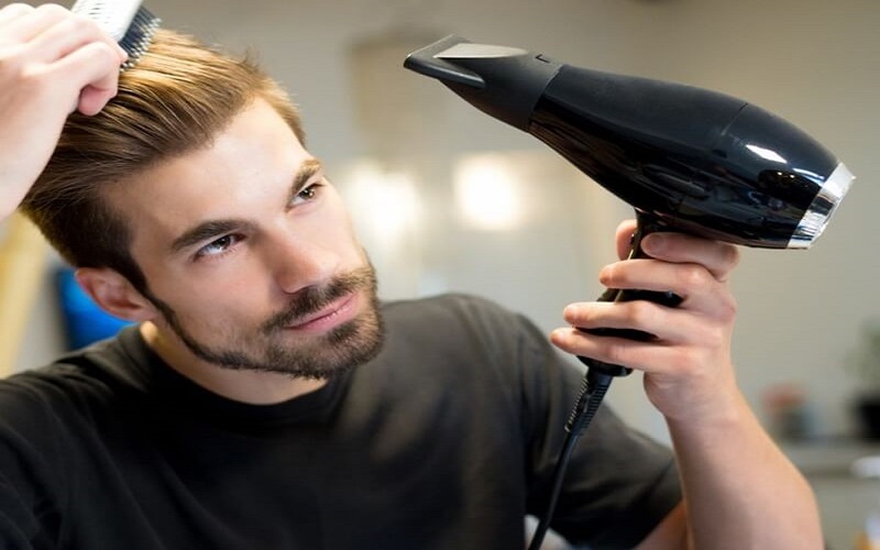 Gội đầu và sấy tóc đúng cách giúp giảm thiểu tình trạng tóc cứng, vểnh