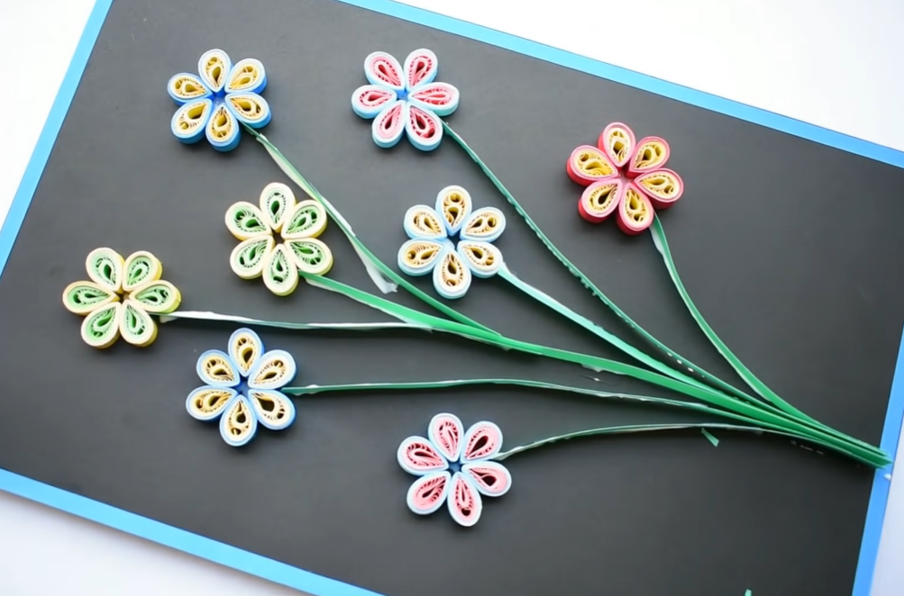 Làm tương tự cho đến khi hoàn thành bó hoa bằng giấy quilling (Nguồn: Youtube)