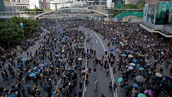 香港总罢工瘫痪城市 警方再射催泪弹驱示威者