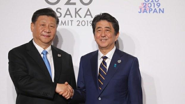 香港《逃犯条例》修订争议在G20峰会上成功引起关注。日本首相安倍晋三(右)与中国国家主席习近平会面时表示,香港在“一国两制”下的繁荣,开放和自由是重要的。(法新社)