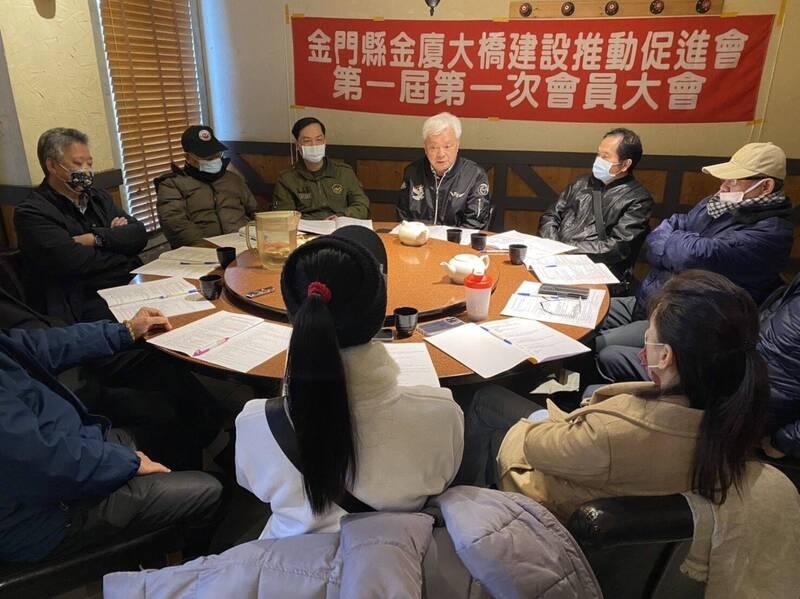 金門縣金廈大橋建設推動促進會成立,選出陳滄江(中白髮者)為首任理事長。(金門縣金廈大橋建設推動促進會提供)