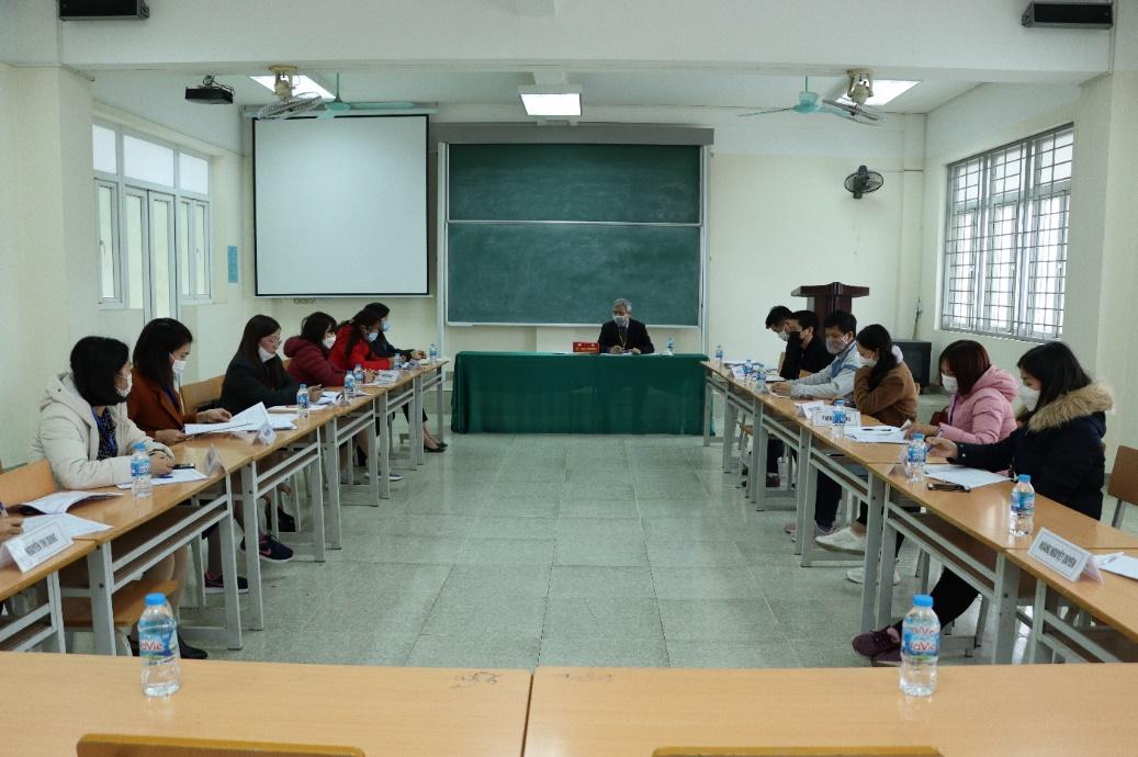 A group of people sitting at desks in a classroom

Description automatically generated with medium confidence