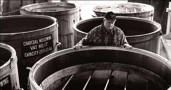 サトウカエデの木炭でウイスキーをろ過して「ジャックダニエル」を製造する伝統製法「チャコール・メローイング製法」