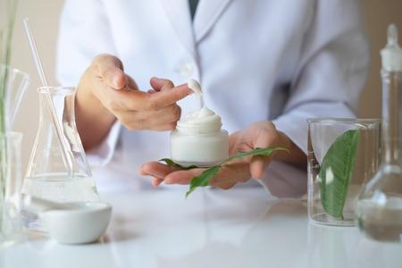 Laborantin qui test des ingrédients naturels dans les cosmétiques