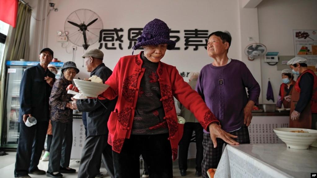 北京西南的定兴县一个慈善组织设立的一个食堂免费供给老年人午餐。(2021年5月13日)