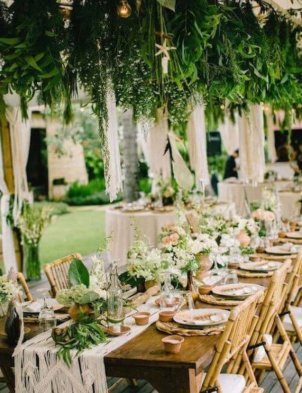 Kết hợp màu xanh lá cây vào các trang trí tiệc cướiSắc xanh của lá cây mang đến sự tươi tắn và sang trọng cho bàn tiệc cưới