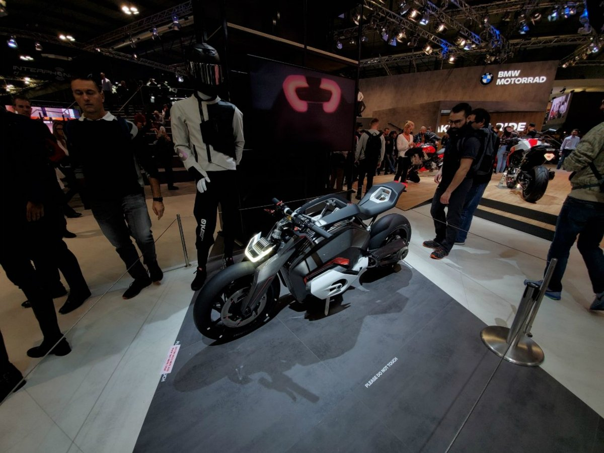 мотоцикл BMW F900R на мотосалоне в милане фото 
