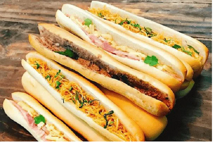 Tour du lịch Free & Easy Hải Phòng - Bánh mì que cay ăn - món ăn vặt được yêu thích tại Hải Phòng