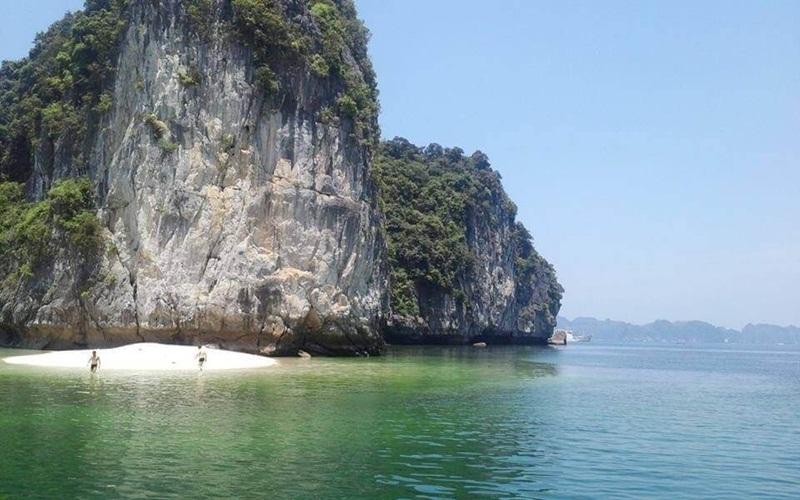 Alt: Bãi tắm Vạn Bội Cát Bà