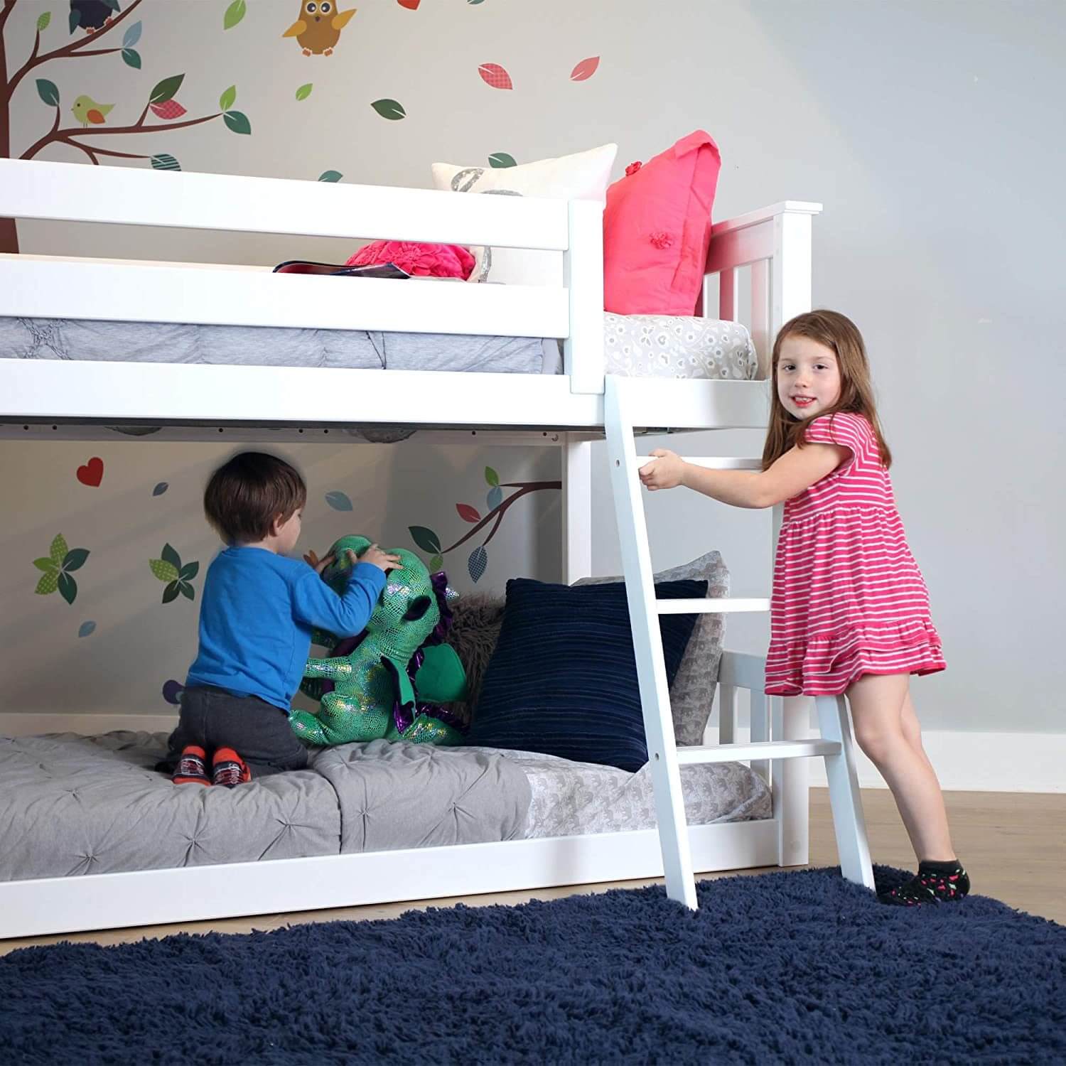 Bố mẹ hãy chọn chiều cao giường ngủ thấp để phù hợp với trẻ sơ sinh và trẻ nhỏ