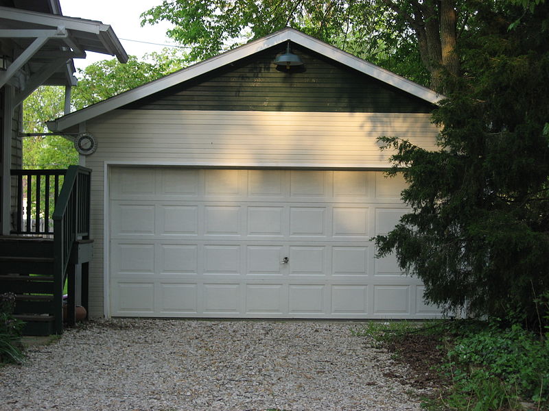 800px-Maple_Street_South_111_garage,_Bloomington_West_Side_HD.jpg