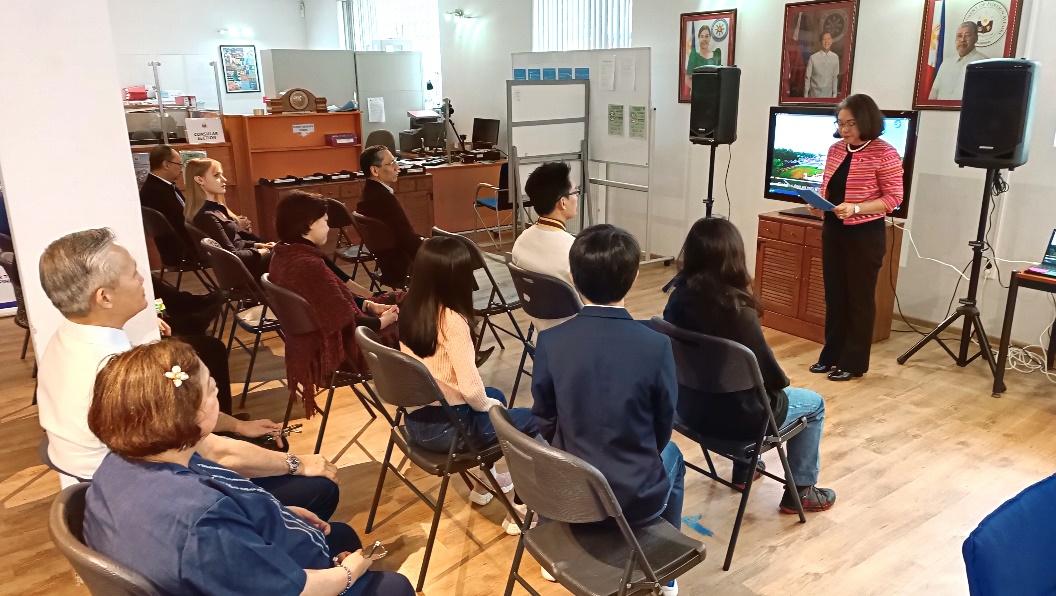 A picture containing indoor

Description automatically generated