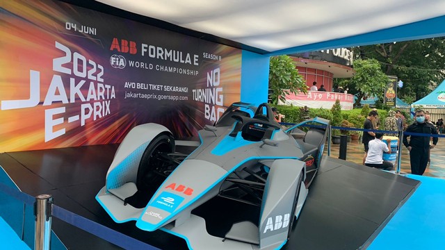 Membludak! Warga Jakarta Antusias Lihat Mobil Formula E di Bundaran HI