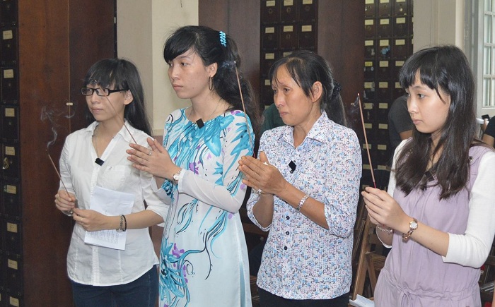 Từ trái sang: An, Thảo, bà Dinh, Nga - vợ và ba cô con gái của thầy giáo Đinh Đăng Định