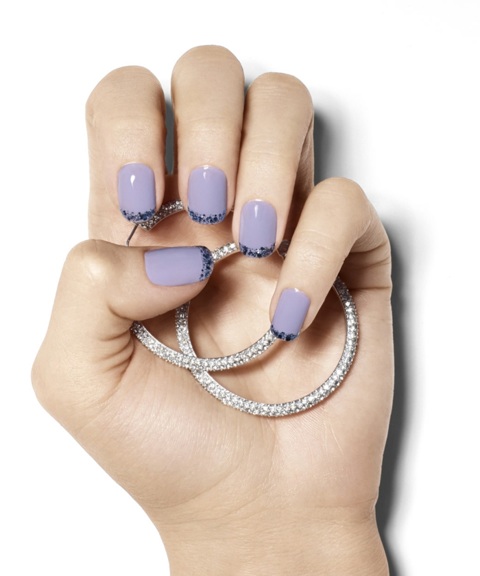 Französische Maniküre in Lila, Idee für Glitzer Nageldesign, ovale Nagelform, silberne Ohrringe mit Kristallen