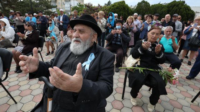 Евпатория. Горожане на траурном митинге в День памяти жертв депортации крымских татар.