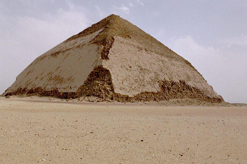 Ломаная пирамида Снофру в Дахшуре XXVI век до н