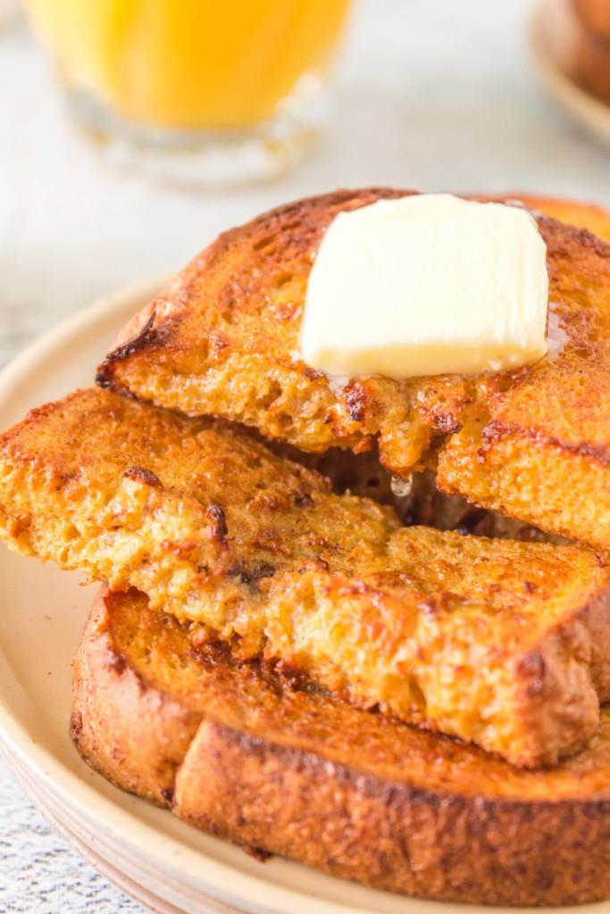 Torrijas de calabaza hechas en freidora de aire, con mantequilla encima