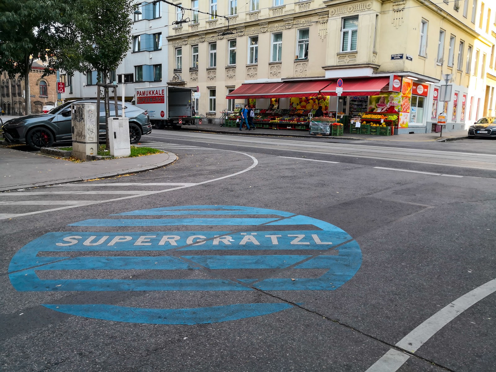 Das Supergrätzl in Wien. Eine fette Bodenmarkierung verdeutlicht es.