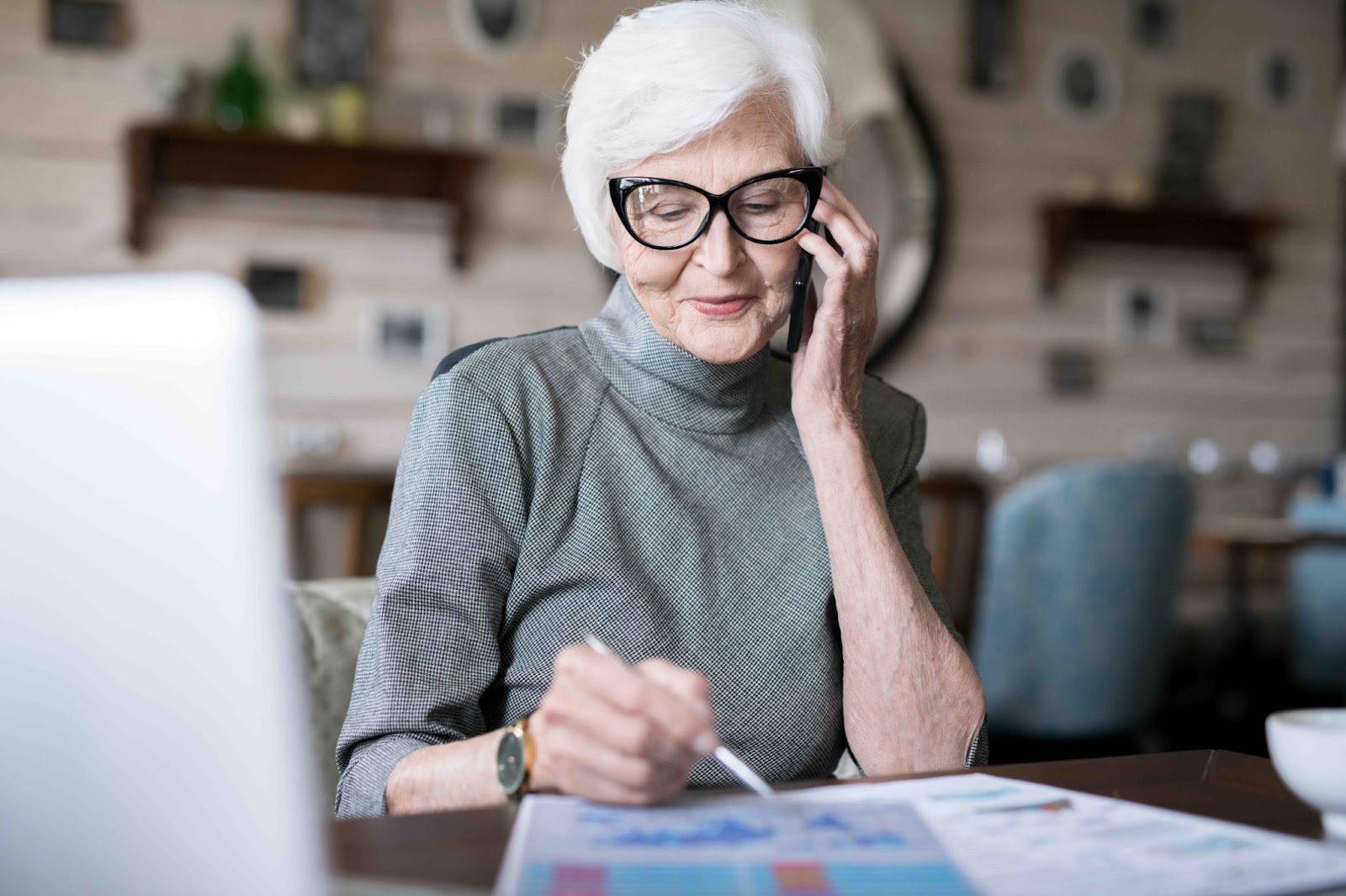 A senior on a phone call with an accommodation specialist from Bonjour Résidences