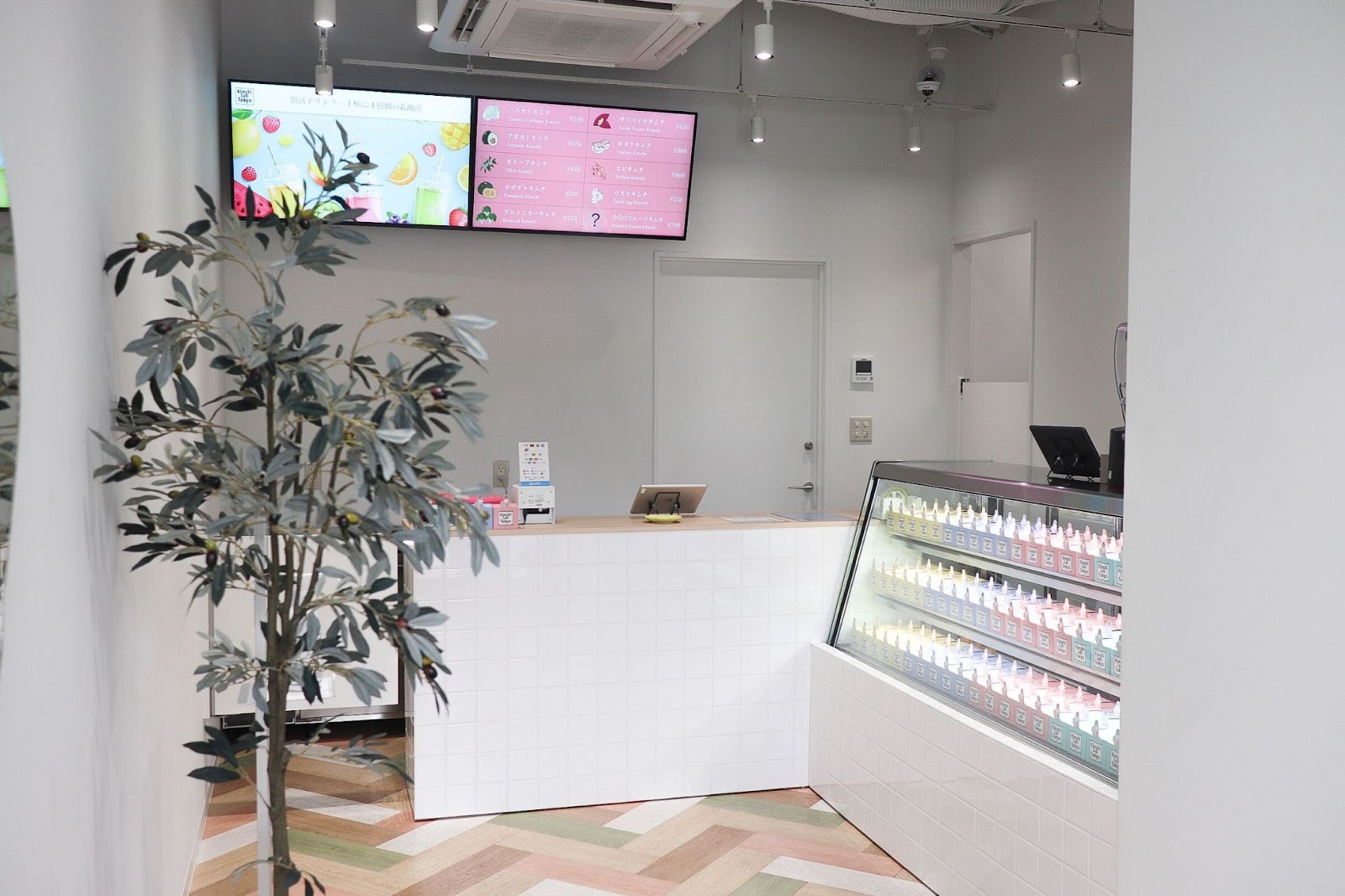 お店の中に入ると、そこは本当にキムチ屋さん？とおもうほどにポップな店内になっています。