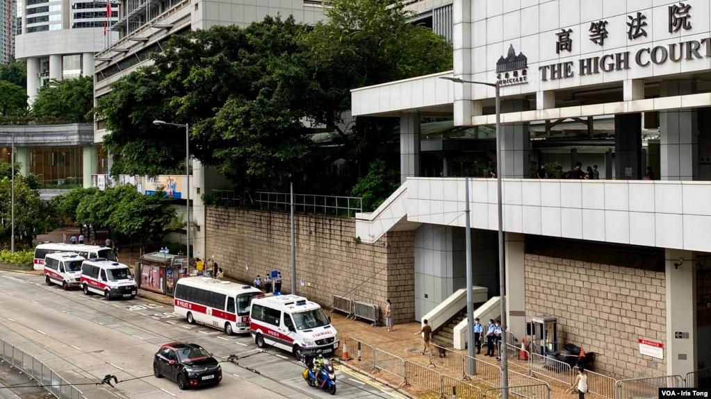 12港人案之一、香港故事成员李宇轩及法律助理陈梓华被控国安法串谋勾结外国势力罪,8月19日在高等法院答辩,两人认罪。警方在法院外严密布防 (美国之音/汤惠芸)
