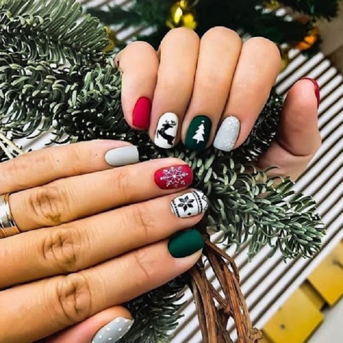 Festliche Maniküre mit Weihnachtsbaum für das neue Jahr 2022: 2 schöne Nageldesign-Optionen