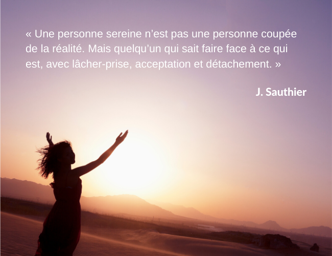 Photo d'une femme devant un coucher de soleil qui lève les mains au ciel, avec citation : "Une personne sereine n'est pas une personne coupée de la réalité mais quelqu'un qui sait faire face à ce qui est, avec lâcher-prise, acceptation et détachement.