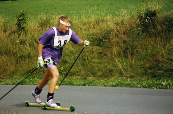 Ein Bild, das Gras, draußen, Straße, Sport enthält.

Automatisch generierte Beschreibung