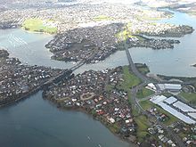 220px-Tamaki_River_With_The_Two_Bridges_01.jpg